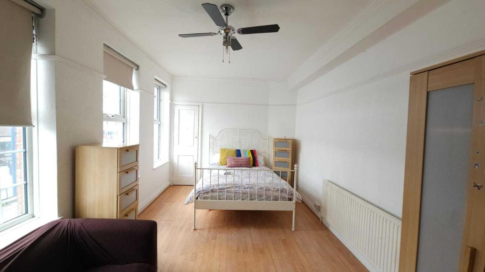 London Edgware Station Apartment Room photo